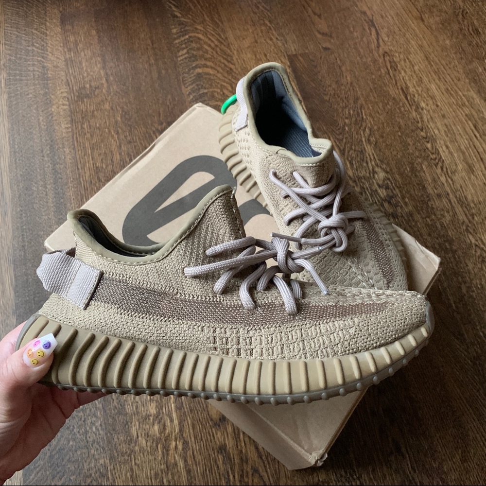 EUC‼️ Yeezy “Earth” sneakers